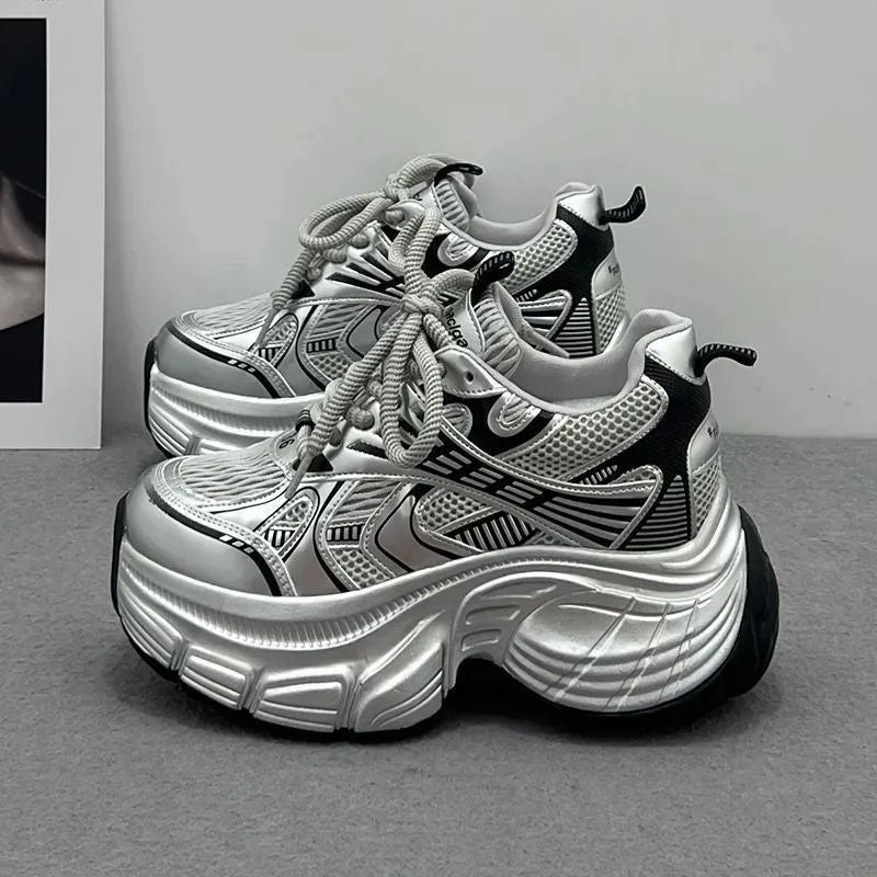 Damen Skulpturale Platform‑Sneaker mit extravaganter Wedgesohle – Névara