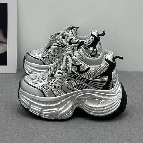 Damen Skulpturale Platform‑Sneaker mit extravaganter Wedgesohle – Névara