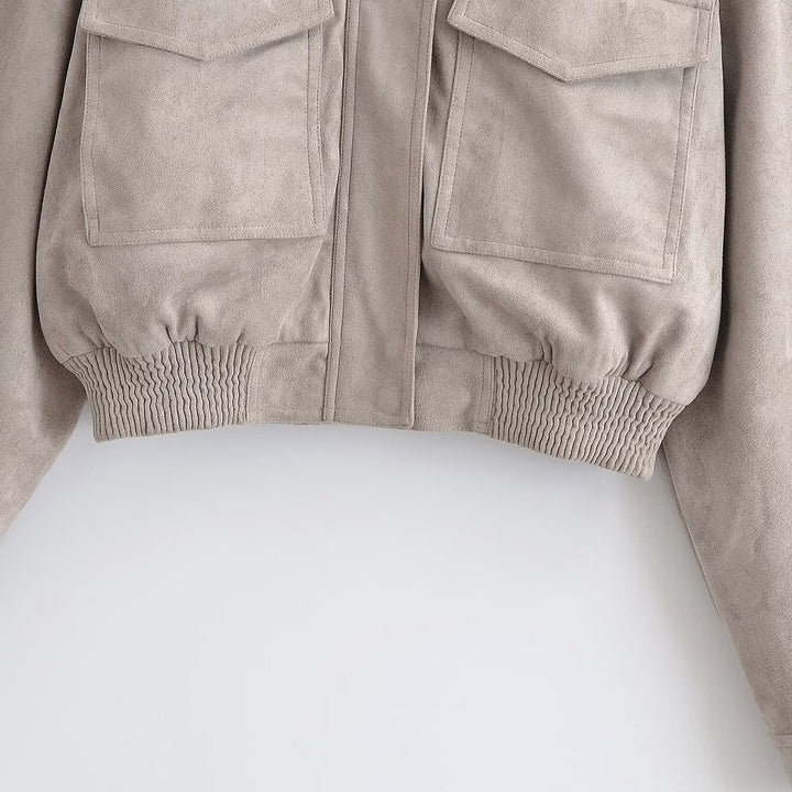Damen Kurzblouson im Fieldstil aus Veloursleder-Optik mit Stehkragen, Schulterriegeln und breitem Rippbund Echoarchiv