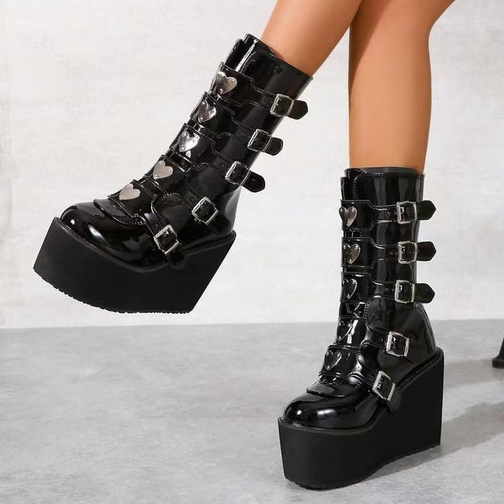 Damen nan hochschaftige Lack-Plateau-Stiefel mit mehrfach verstellbaren Schnallen und herzförmigen Nieten Echo Archiv