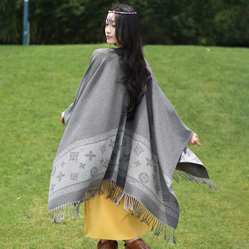 Damen Oversize‑Rechteckponcho aus Wollmix mit eingewebter Jacquardbordüre und Fransensaum – Avérine