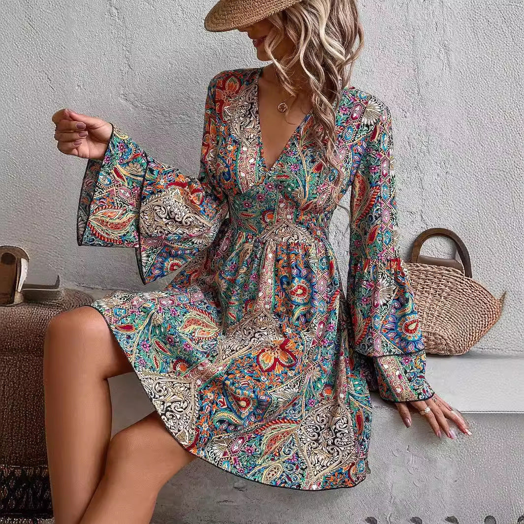 Damen nan Boho-Minikleid mit tiefem V-Ausschnitt, Trompetenärmeln und geraffter Taille Echo Archiv