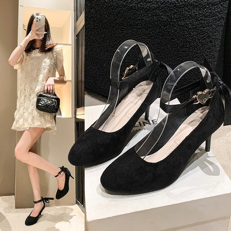 Damen Samt‑Optik Pumps mit Satin‑Knöchelriemen, Herzschließe und schlankem Stiletto – Lioré