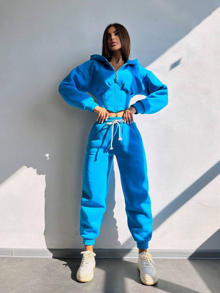 Damen Crop-Kapuzenjacke mit Korsagennaht und High-Waist Jogginghose – Élanora