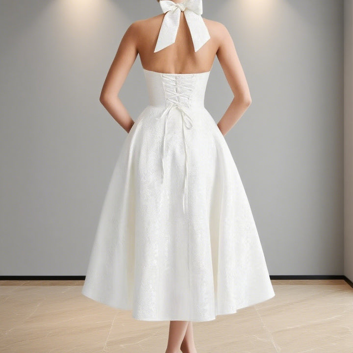 Damen Elegantes Hochzeitskleid mit schwingendem Rock und tiefem V-Ausschnitt Echo Archiv