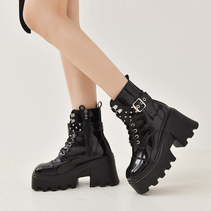 Damen Plateau-Combat-Boots mit Nieten- und Schnallenriemen, hochgeschnittener Schnürung und profilierter Wellenlaufsohle Echo Archiv
