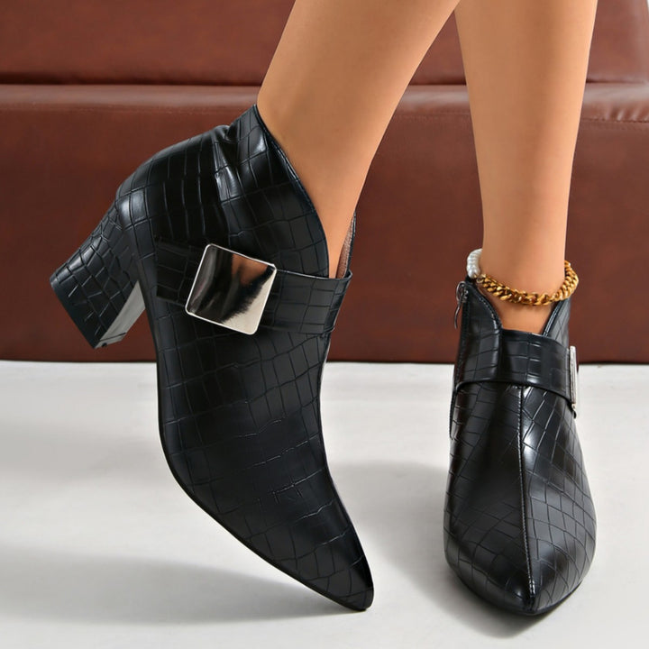 Damen knöchelhohe Stiefelette mit Kroko-Prägung, spitzer Zehenform und dekorativer Schnalle Echoarchiv
