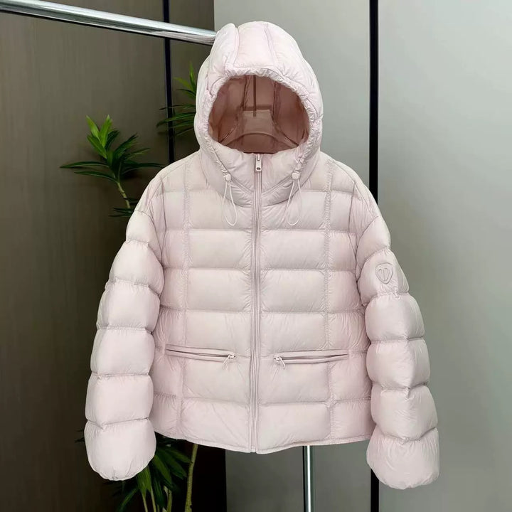 Damen kurz geschnittene Thermo-Steppjacke mit Kapuze, Reißverschlusstaschen und elastischen Bündchen – Célinea