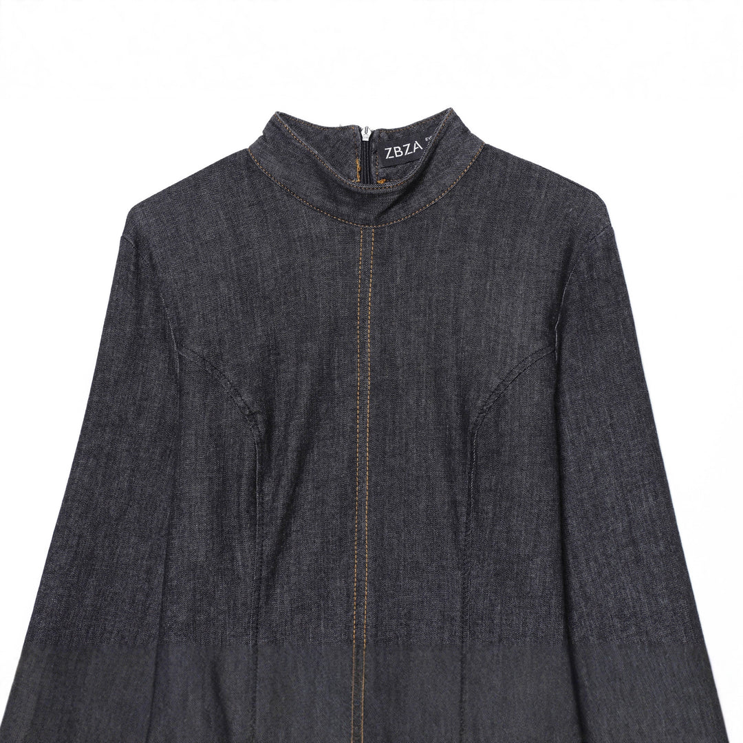 Damen tailliertes Denim-Midikleid mit Stehkragen, sichtbarer Mittelnaht und figurformenden Teilungsnähten – Élara