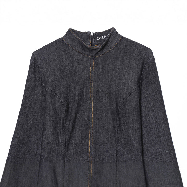 Damen tailliertes Denim-Midikleid mit Stehkragen, sichtbarer Mittelnaht und figurformenden Teilungsnähten – Élara