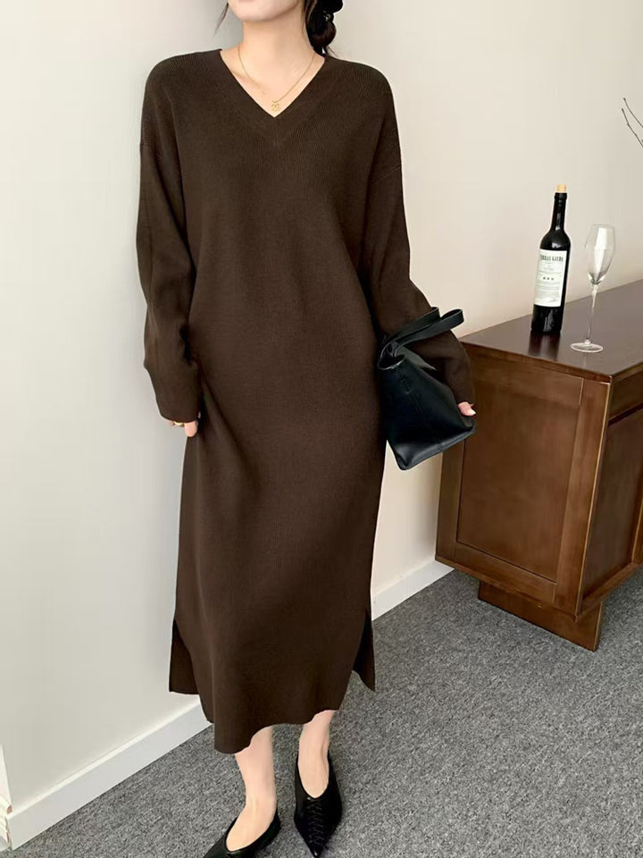 Damen Langes Feinstrick-Midikleid mit V‑Ausschnitt, Seitenschlitz und entspannter Silhouette Echoarchiv