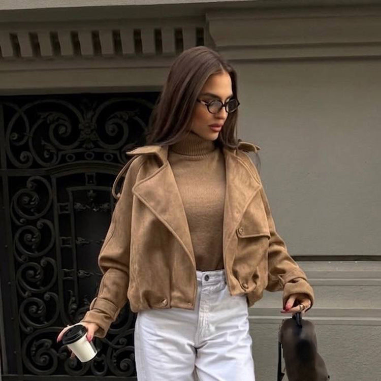 Damen Kurze Velourslederjacke im Bomberstil mit voluminösem Revers, Epauletten und taillierendem Gummisaum Echoarchiv