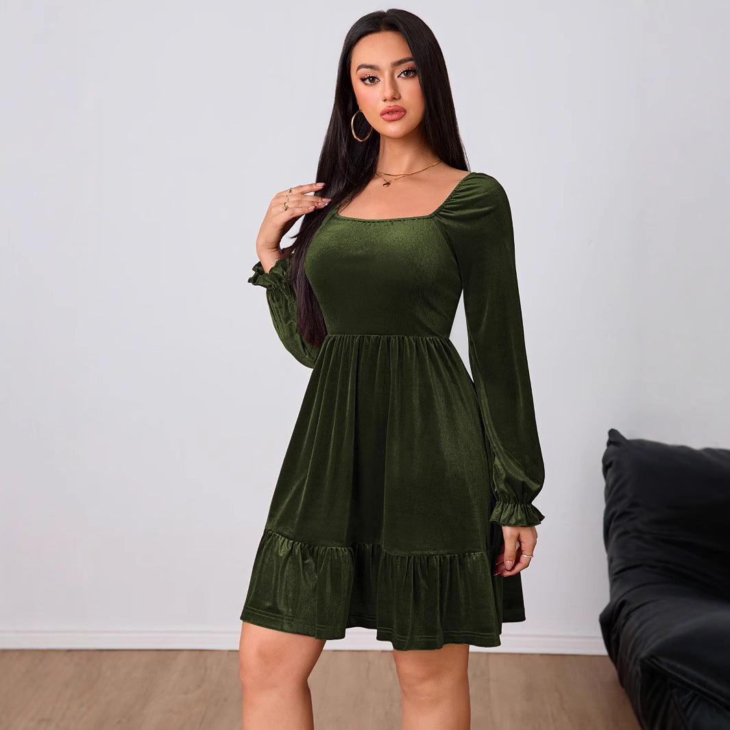Damen Samtkleid mit quadratischem Ausschnitt, gerafften Puffärmeln und stufigem Tellerrock – Élara