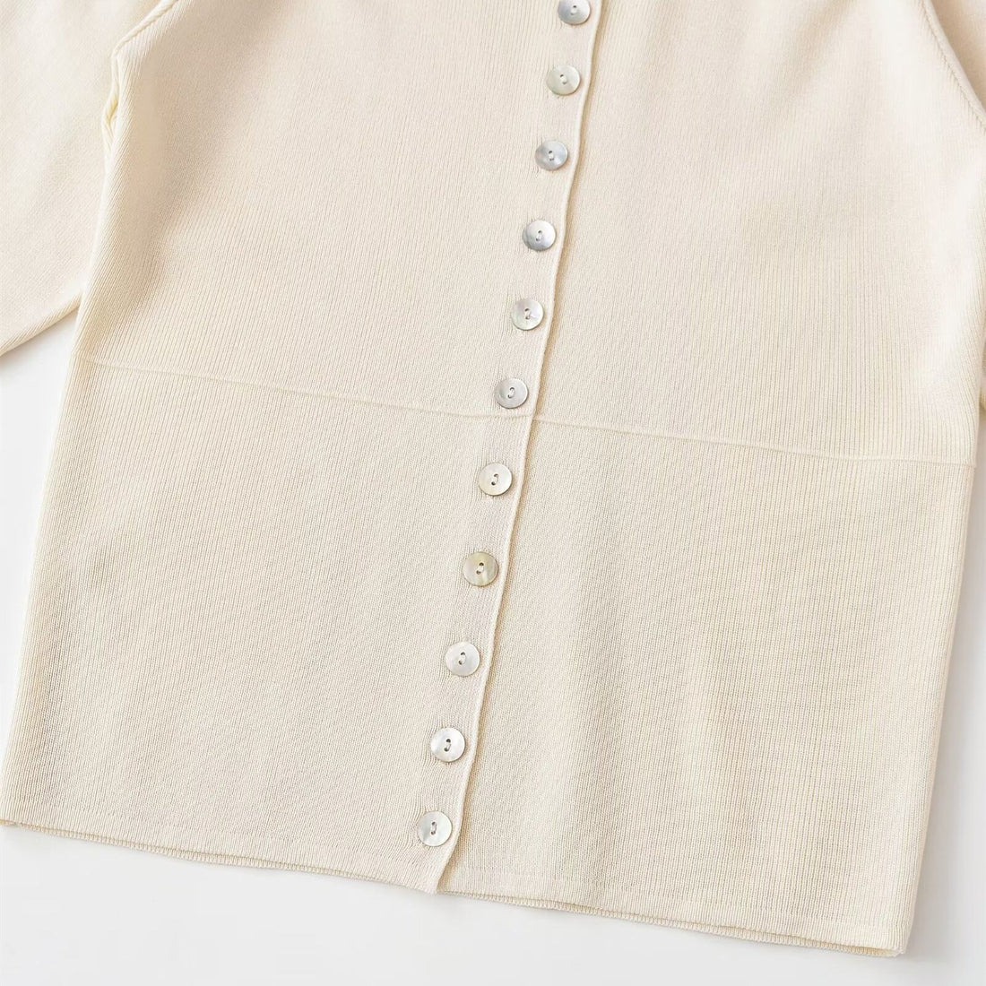Damen kurzärmlige Strickjacke mit Knöpfen und raffinierter Raffung – Veloura