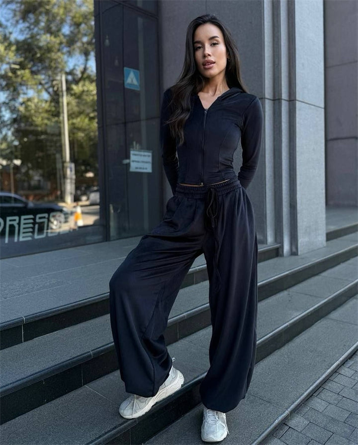 Damen Lounge-Set mit taillierter Kapuzenjacke und extraweiter Palazzo-Jogginghose – Élanora