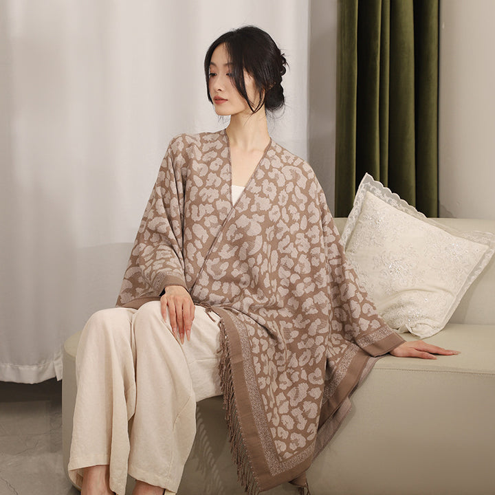 Damen Eleganter Jacquard-Überwurf mit Leopardenjacquard und Fransen Echo Archiv