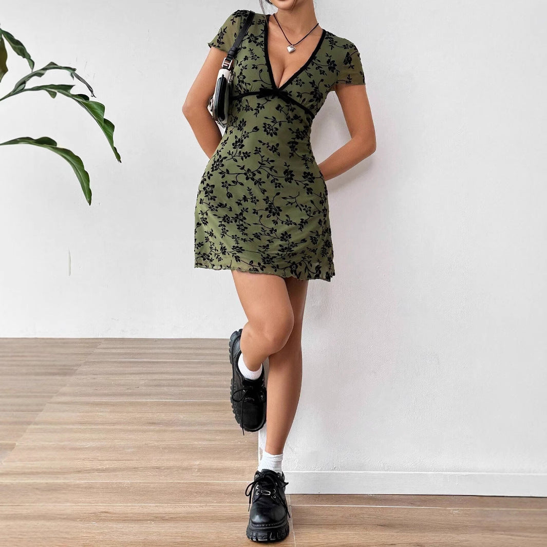 Damen nan figurbetontes Minikleid mit tiefem V‑Ausschnitt, Chiffon‑Überzug und floraler Samtoptik Echo Archiv