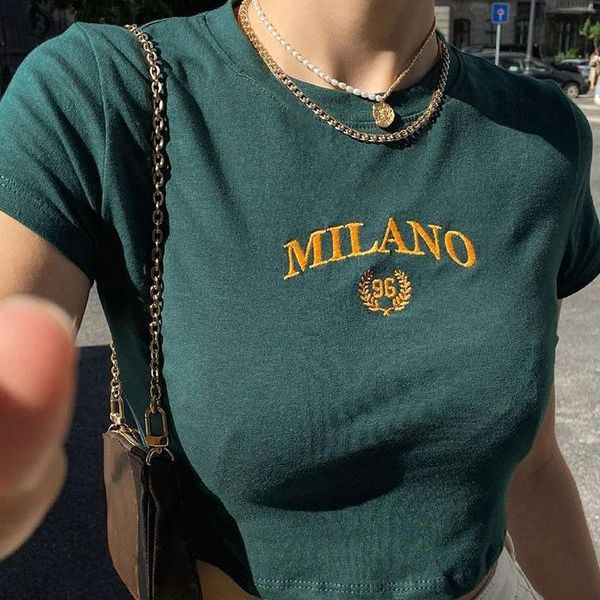 Damen cropped T-Shirt mit gesticktem Schriftzug und rundem Ausschnitt Echo Archiv