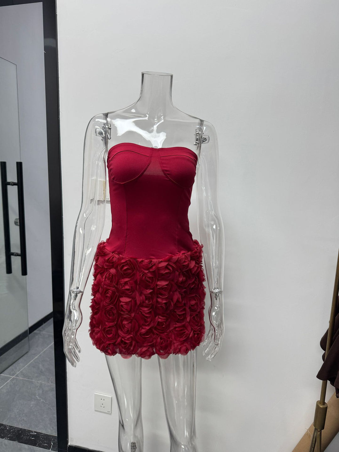 Damen Sexy Minikleid mit Blumenapplikationen und herzförmigem Ausschnitt Echo Archiv