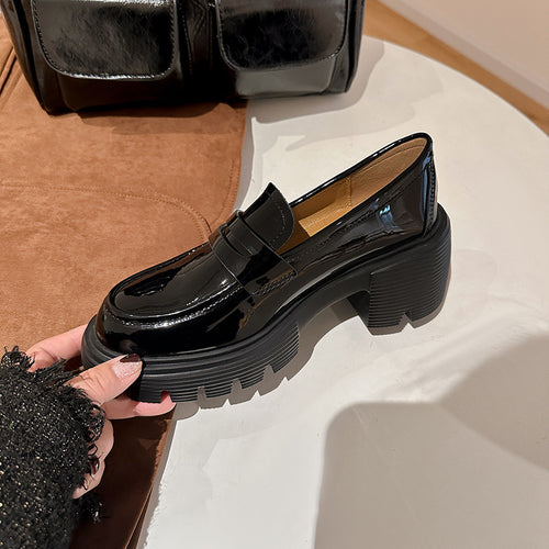 Damen Chunky‑Pennyloafer in Lackoptik mit gezahnter Lug‑Sohle und gepolstertem Komfortfutter Echo Archiv