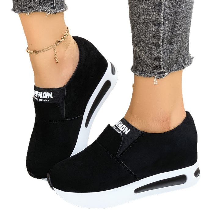 Damen Slip-On Wedge-Sneaker mit verstecktem Keil, Microvelours-Obermaterial und seitlicher Luftkammer Echo Archiv