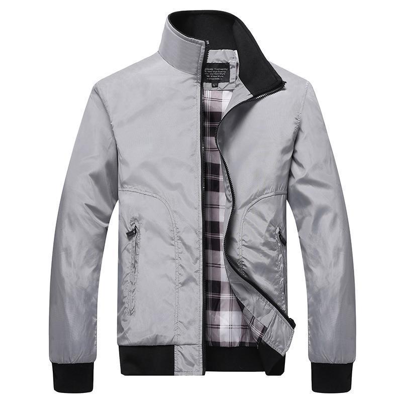 Herren leichter Nylon-Bomber mit kariertem Innenfutter, hohem Stehkragen und Reißverschlusstaschen Echoarchiv