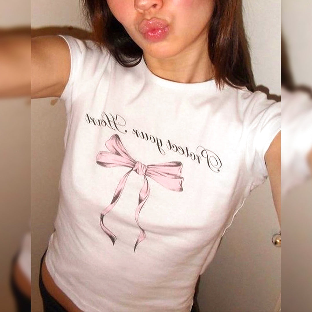 Damen Crop-Top mit kreativem Schleifenmotiv und inspirierendem Schriftzug Echo Archiv