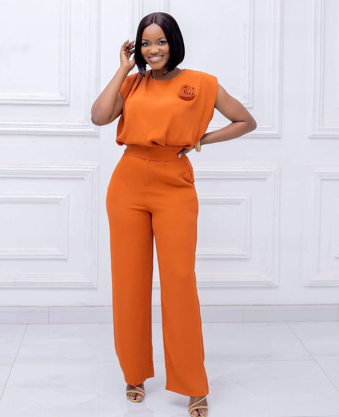 Damen eleganter All-in-One-Jumpsuit mit floralem Detail Echo Archiv
