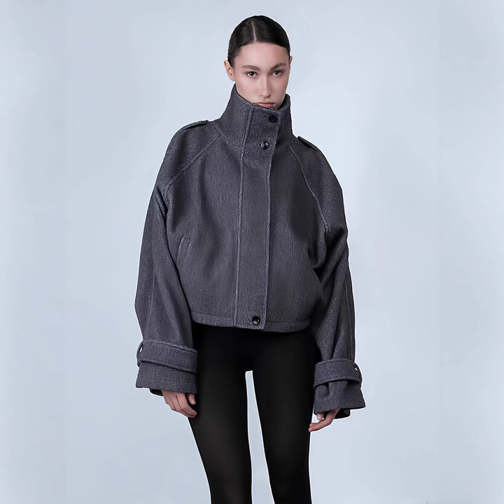 Damen Modische oversized Jacke mit hohem Kragen und dekorativen Knopfdetails Echoarchiv