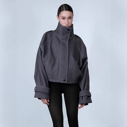 Damen Modische oversized Jacke mit hohem Kragen und dekorativen Knopfdetails Echoarchiv