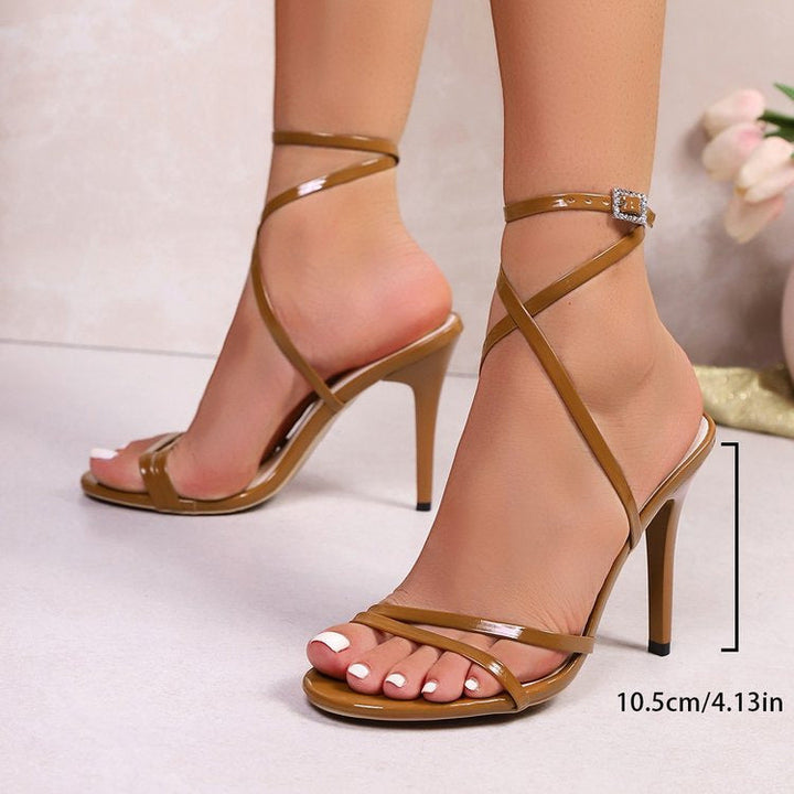 Damen High-Heels mit eleganter Riemenkonstruktion und funkelndem Detail Echoarchiv