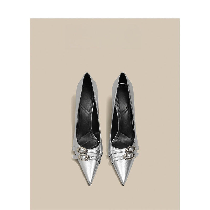 Damen Spitz zulaufende Lackpumps mit schmalem Stiletto und dekorativer Glanz‑Schnalle – Lioré