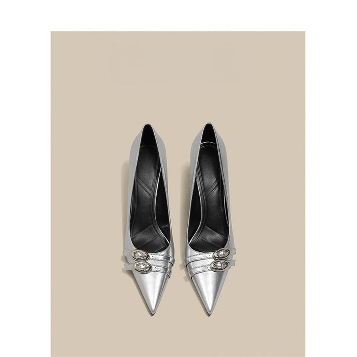 Damen Spitz zulaufende Lackpumps mit schmalem Stiletto und dekorativer Glanz‑Schnalle – Lioré
