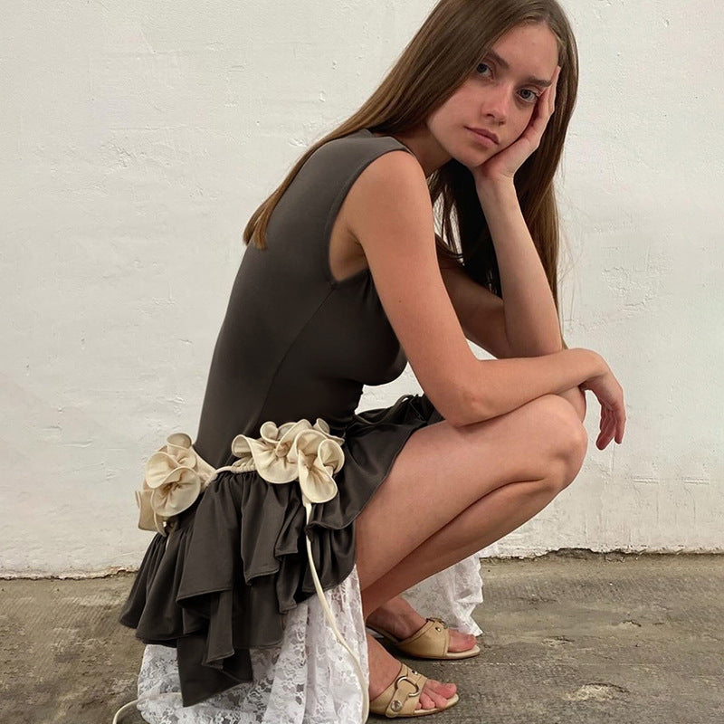 Damen Rüschen-Minikleid mit figurbetontem Oberteil und fließendem Stoff Echo Archiv