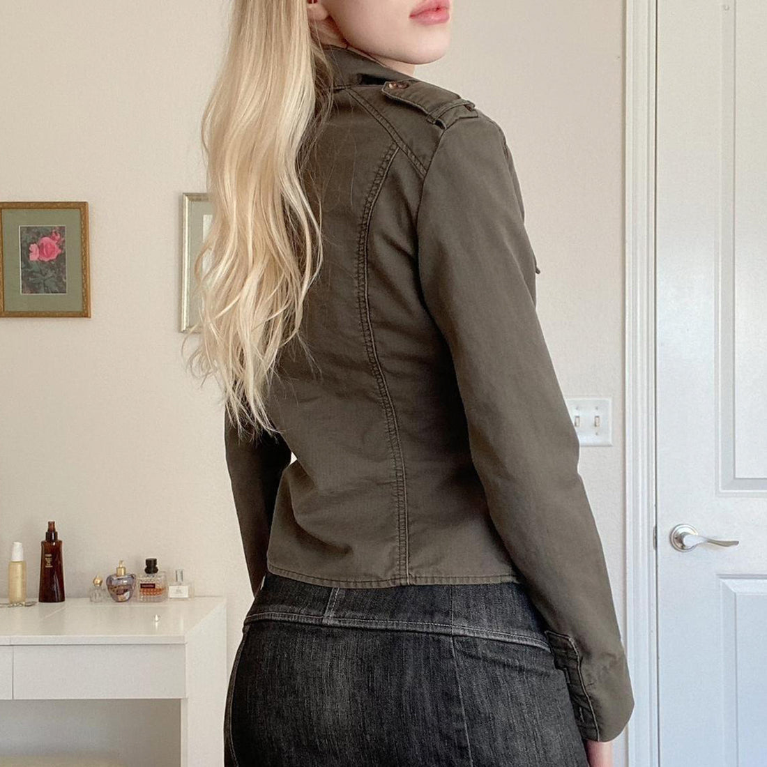 Damen Taillierte Hemdjacke mit Brusttaschen und markanter Nahtführung – Célinea
