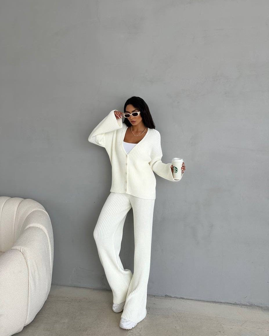 Damen Rippstrick-Cardigan mit überlangen Ärmeln und passender High-Waist-Loungehose – Élanora