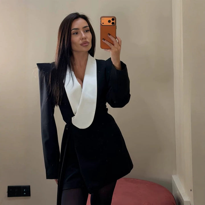 Damen Tailliertes Blazerkleid mit kontrastierendem Schalkragen und strukturierten Schultern Echoarchiv
