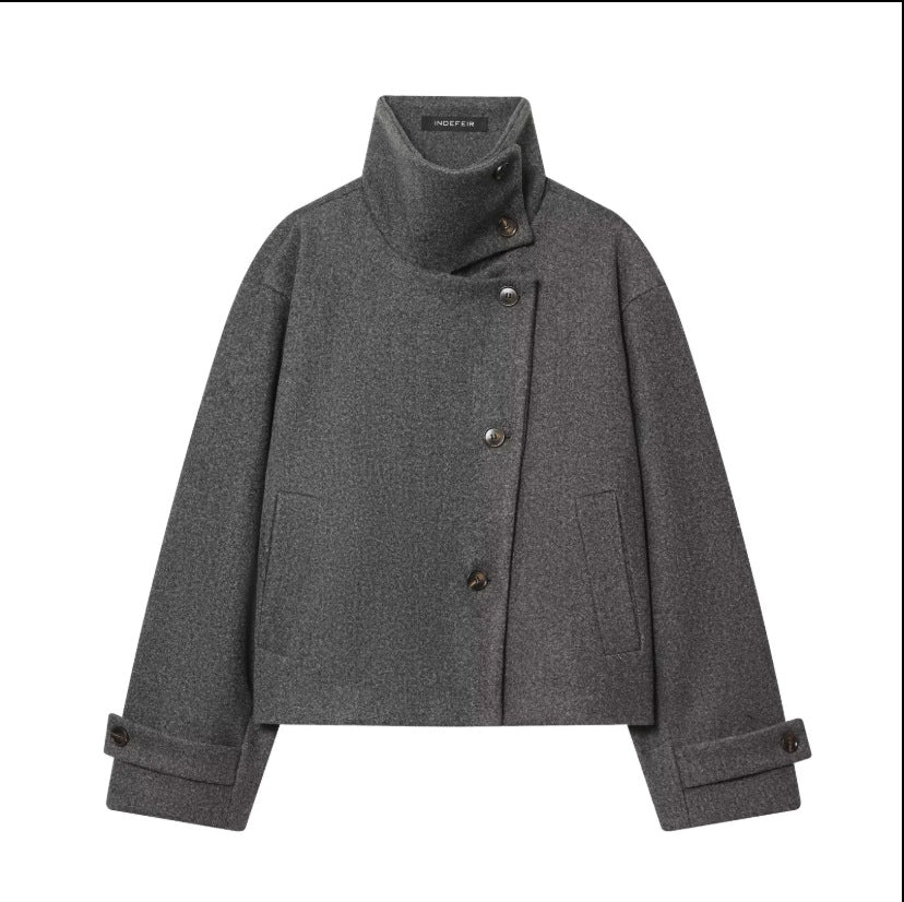 Damen Cropped Wollmix-Kurzjacke mit hohem Stehkragen, asymmetrischer Knopfleiste und Krempelmanschetten Echoarchiv