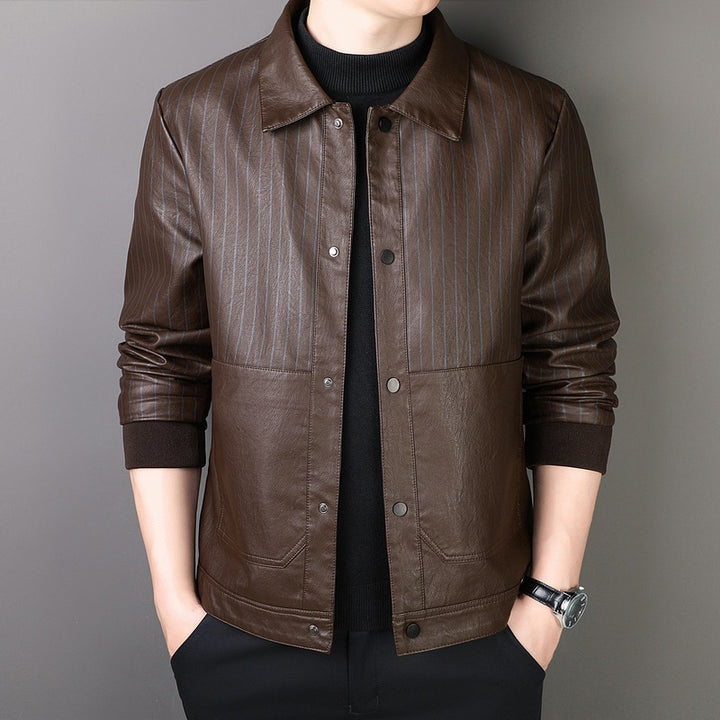 Herren Pinstripe Kunstleder-Truckerjacke mit Druckknopffront und gerippten Bündchen Echoarchiv