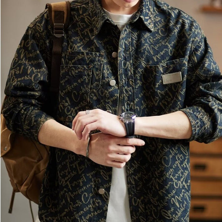 Herren Jeansjacke mit modernem Schriftmuster und praktischen Taschen Echoarchiv