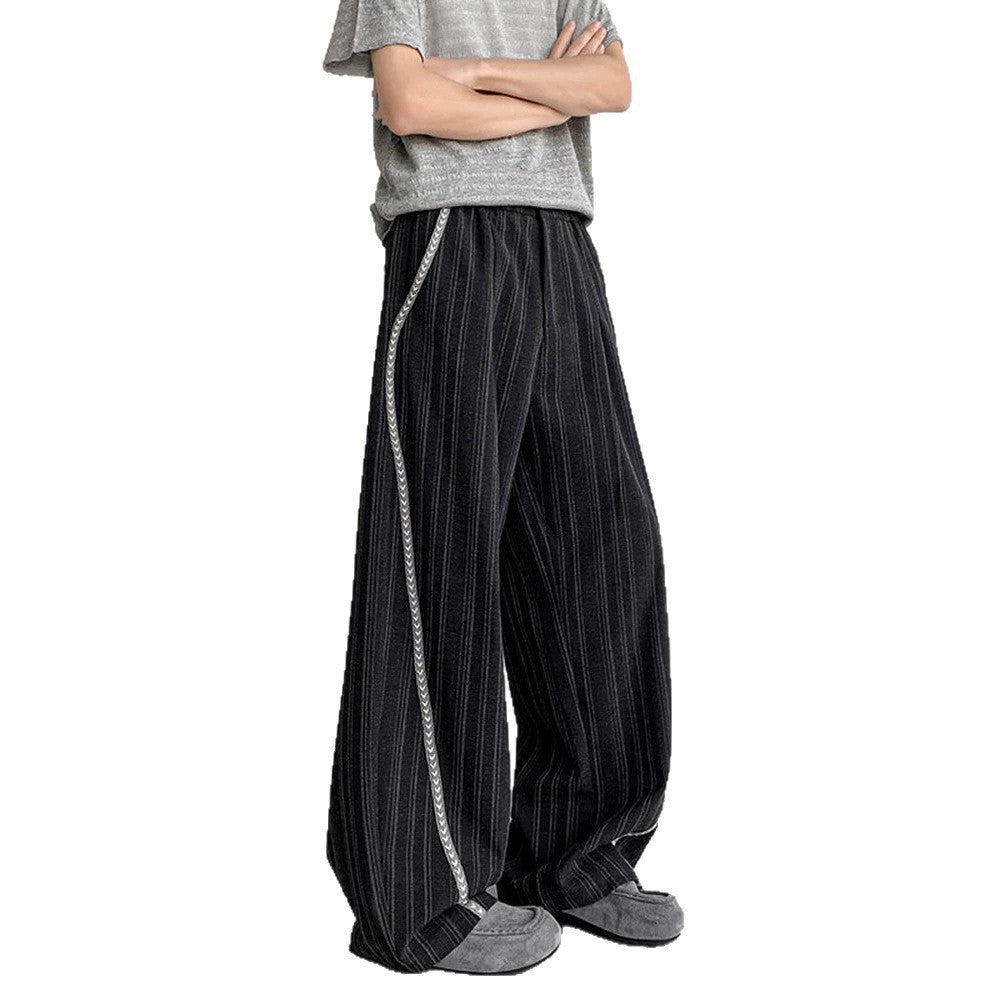 Herren weite Baggy-Hose in Anzugoptik mit feinem Nadelstreifen und geflochtener Seitenpaspel Echoarchiv