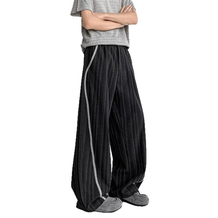 Herren weite Baggy-Hose in Anzugoptik mit feinem Nadelstreifen und geflochtener Seitenpaspel Echoarchiv