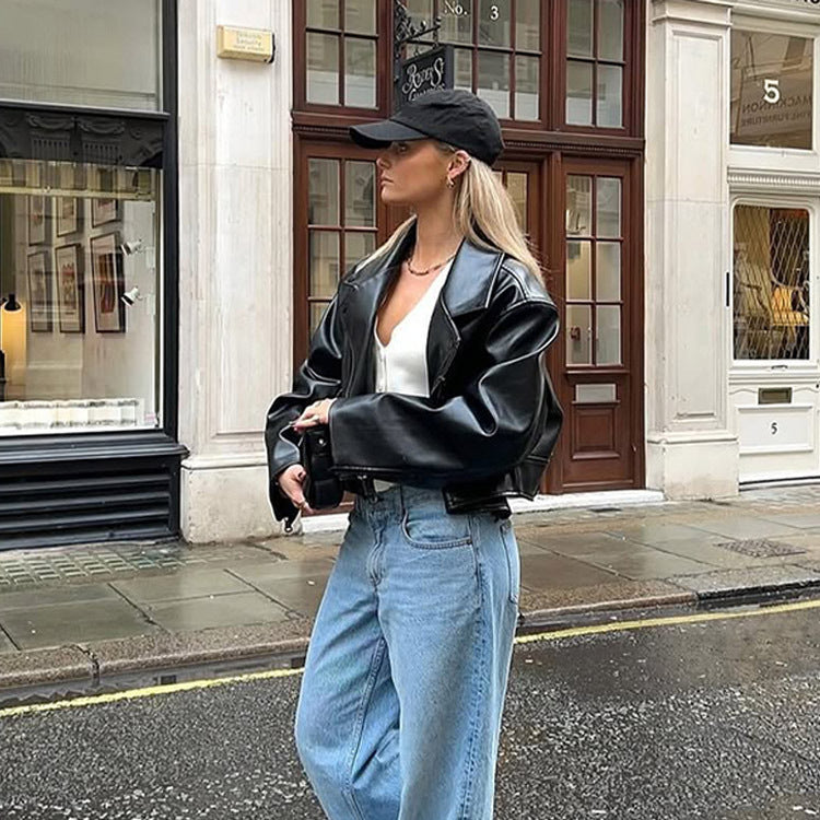 Damen Cropped Boxy‑Bikerjacke aus Lederimitat mit markanter Schulterpartie und kastiger Silhouette Echoarchiv