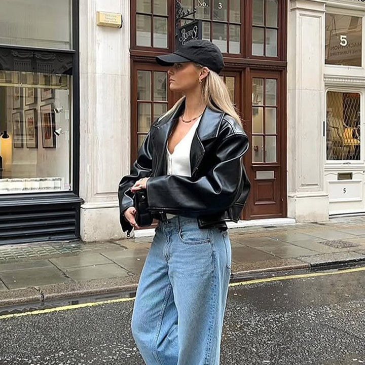 Damen Cropped Boxy‑Bikerjacke aus Lederimitat mit markanter Schulterpartie und kastiger Silhouette Echoarchiv