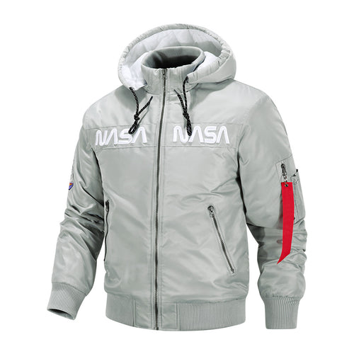 Männermantel mit Kapuze, von der Luftfahrt inspiriert, isolierte Bomberjacke mit gesticktem Logo auf der Brust und Utility-Tasche am Ärmel Echo Archiv