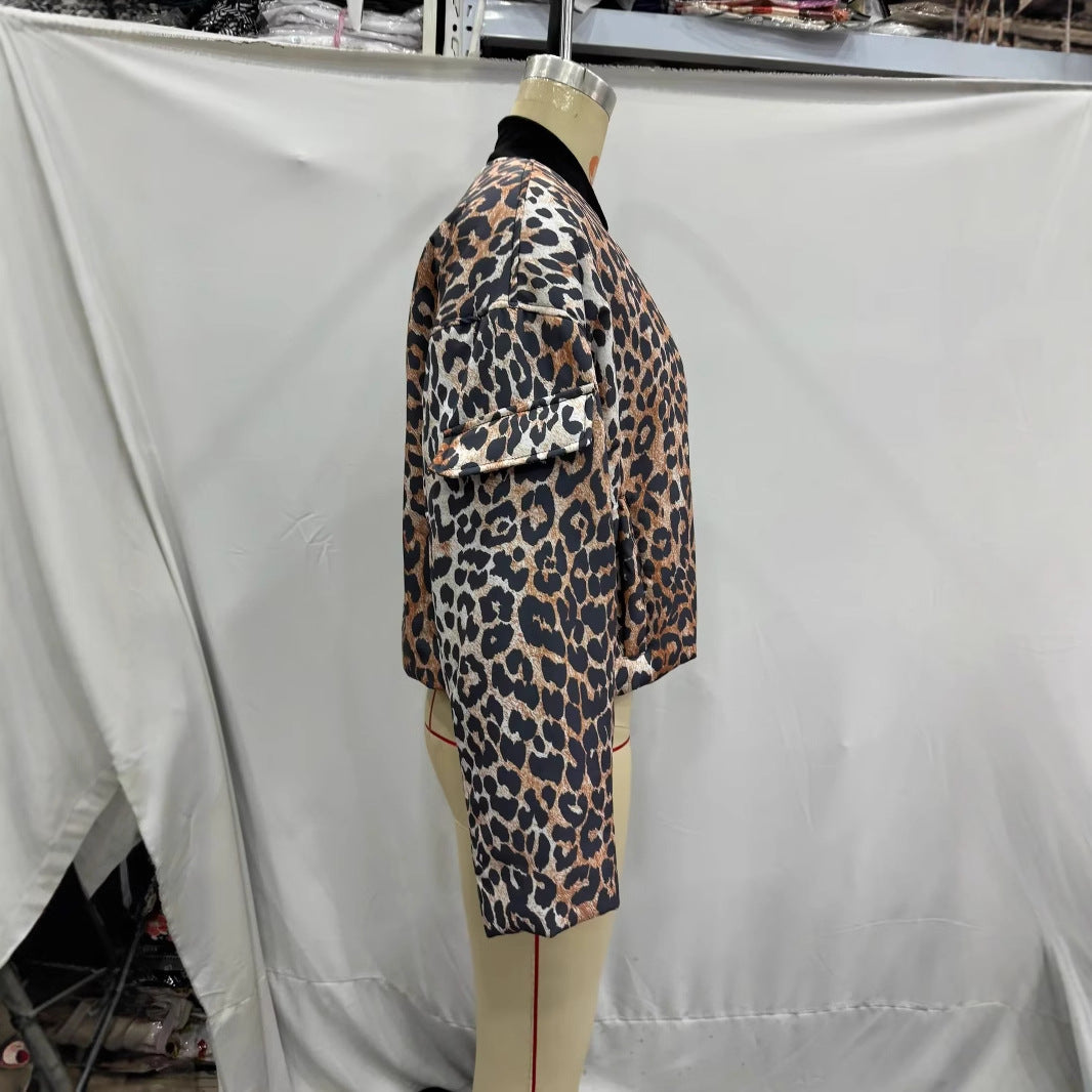 Damen nan cropped Leopard-Bomber mit Boxy-Schnitt, Reißverschluss und Utility-Ärmeltasche Echo Archiv