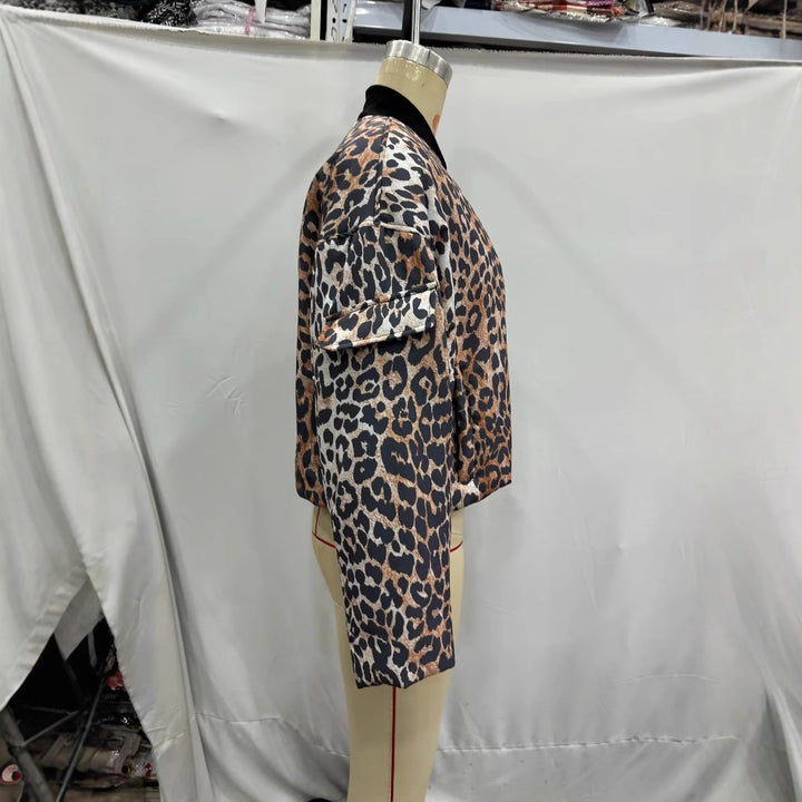 Damen nan cropped Leopard-Bomber mit Boxy-Schnitt, Reißverschluss und Utility-Ärmeltasche Echo Archiv