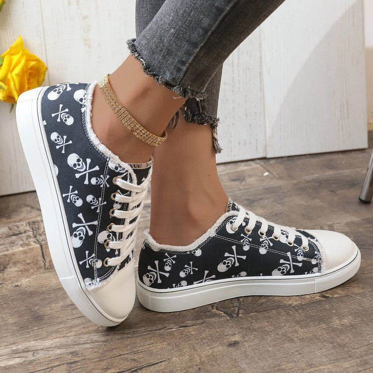 Damen lässiger Plateausneaker mit Totenkopf-Print, fransigem Canvasrand und verstärkter Zehenkappe Echo Archiv