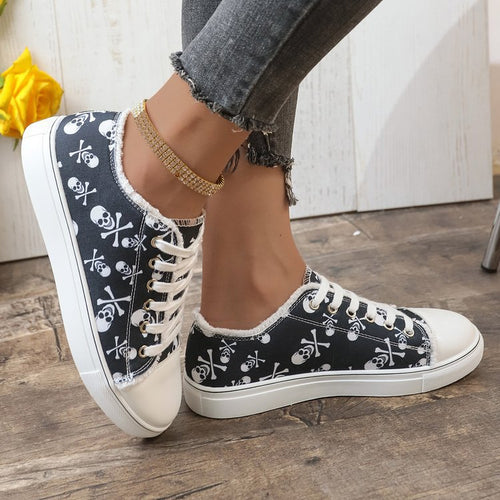 Damen lässiger Plateausneaker mit Totenkopf-Print, fransigem Canvasrand und verstärkter Zehenkappe Echo Archiv