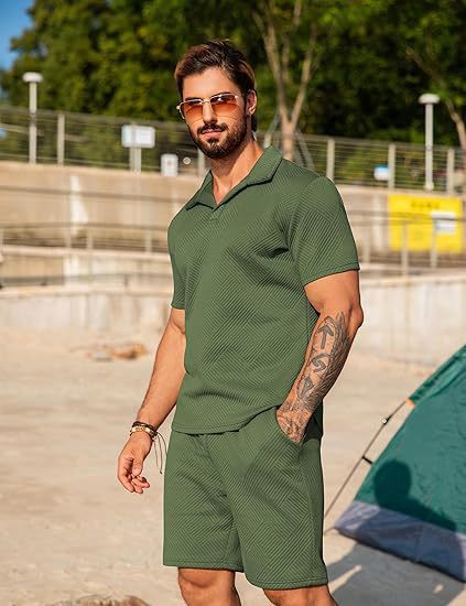 Herren Freizeitset mit passendem Kurzarmhemd und Shorts Echoarchiv